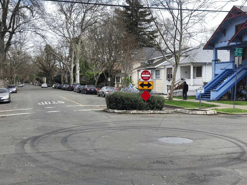 photo of SacCity traffic diverter on D St at 20th St
