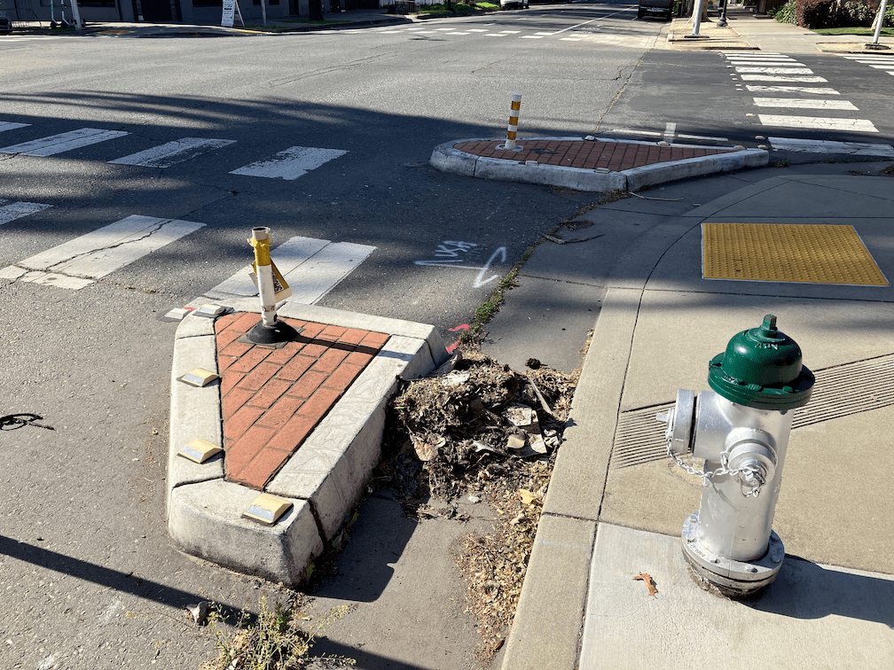 19th St & P St, northwest corner, corner islands