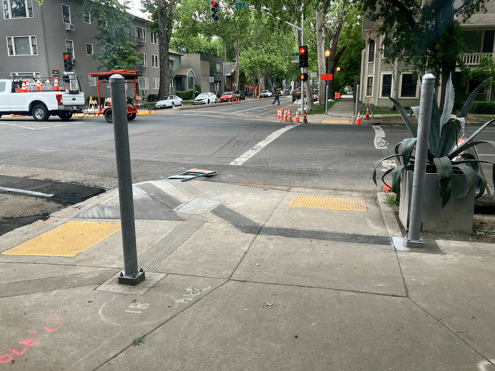 21st St and H St southeast corner, unknown posts