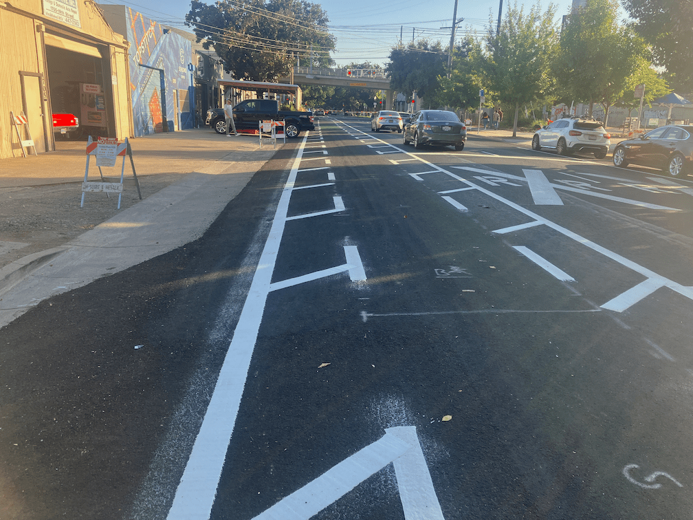 photo, 19th St at Q St, buffered bike lane