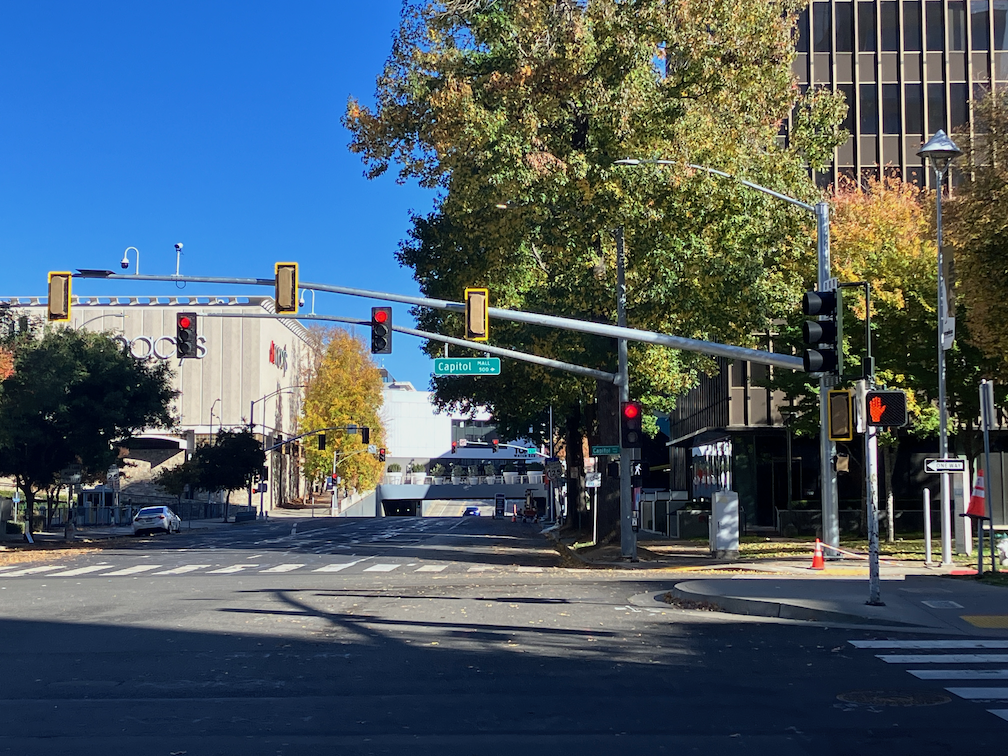 photo of new signal with four signal faces, 5th St and Capitol Mall
