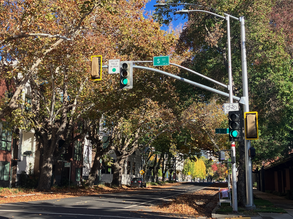 photo of new signals at 5th St and S St