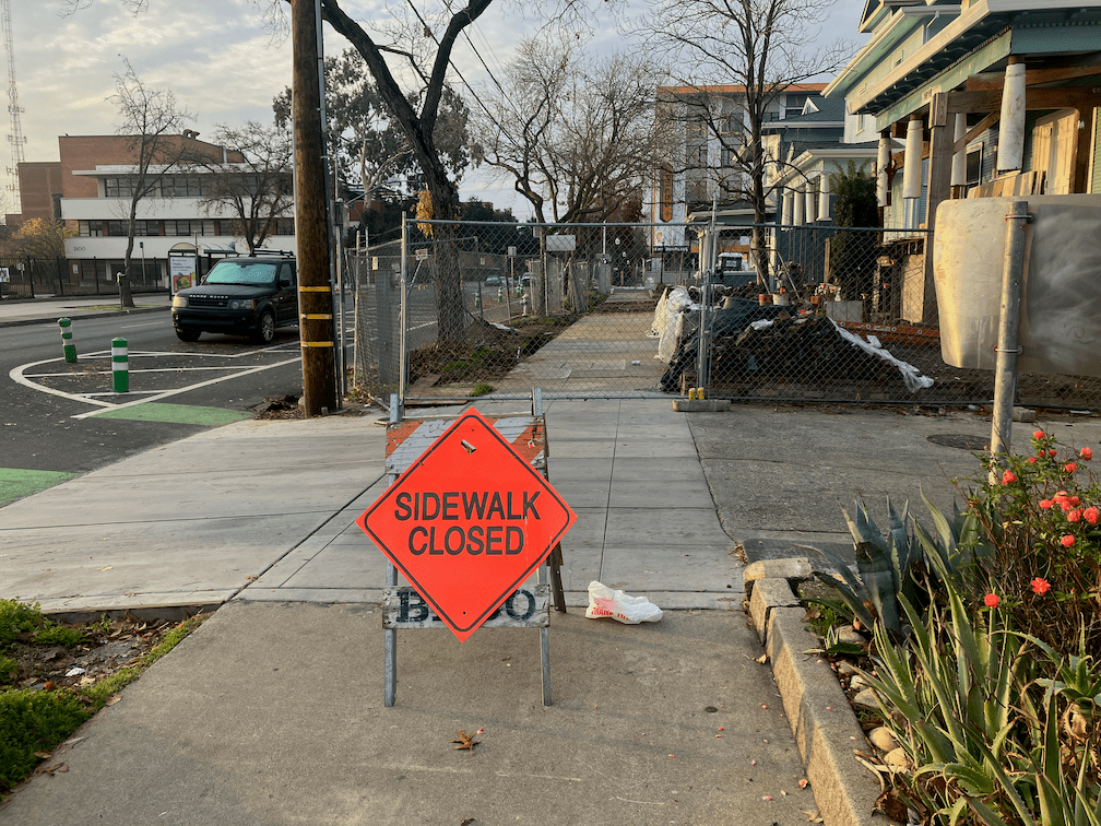 photo of 21st-St at Powerhouse-Alley sidewalk closed sign