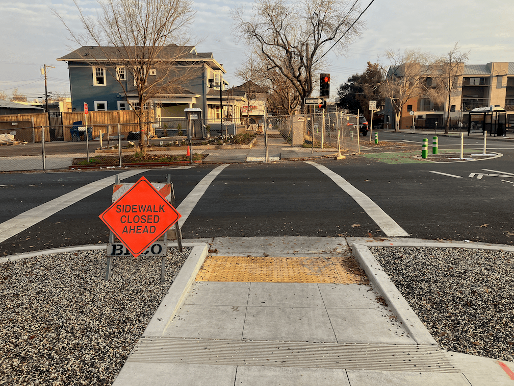 photo of 21t-St at Q-St sidewalk-closed ahead sign for crosswalk