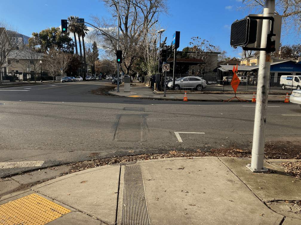 photo of prohibited crossing of 16th St at F St, north side, view from east
