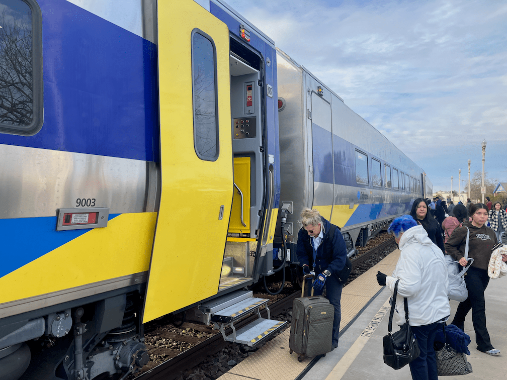 photo of San Joaquins Siemens Venture trainset in Hanford