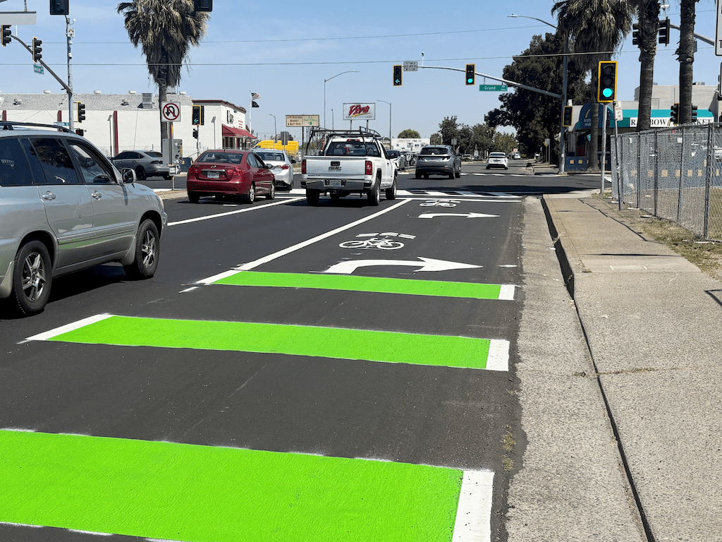 photo of Marysville Blvd northbound at Grand Ave, shared bike lane and right turn lane