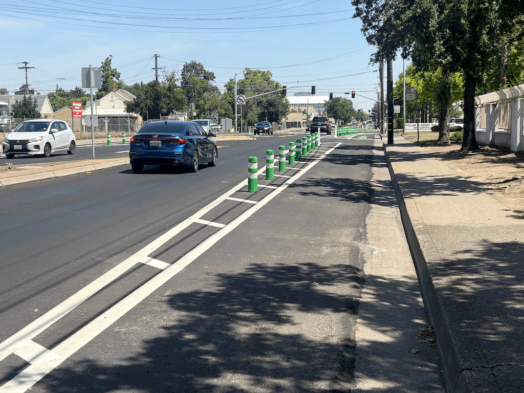 photo of Marysville Blvd northbound, north of Rosalind St, separated bikeway with K-71 delineators