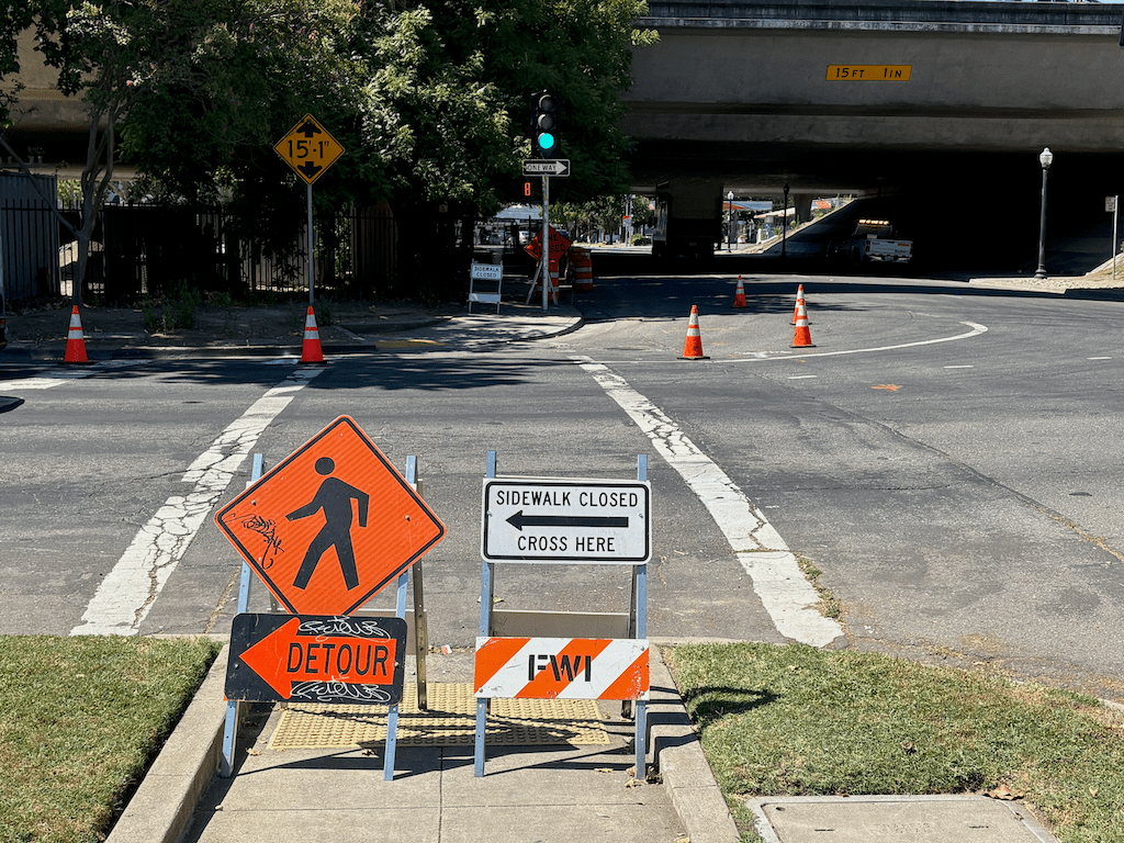 photo of 15th St at W St, pedestrian detour, sidewalk blockage