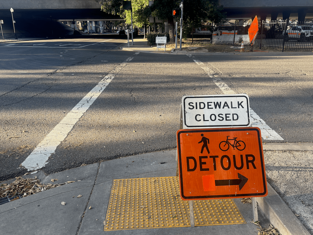 photo of 15th St at X St, pedestrian detour sign