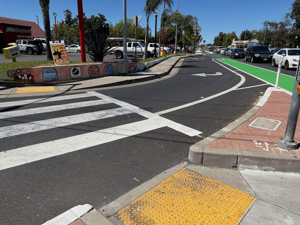 photo of Franklin Blvd southbound at Fruitridge Rd, uncontrolled slip lane