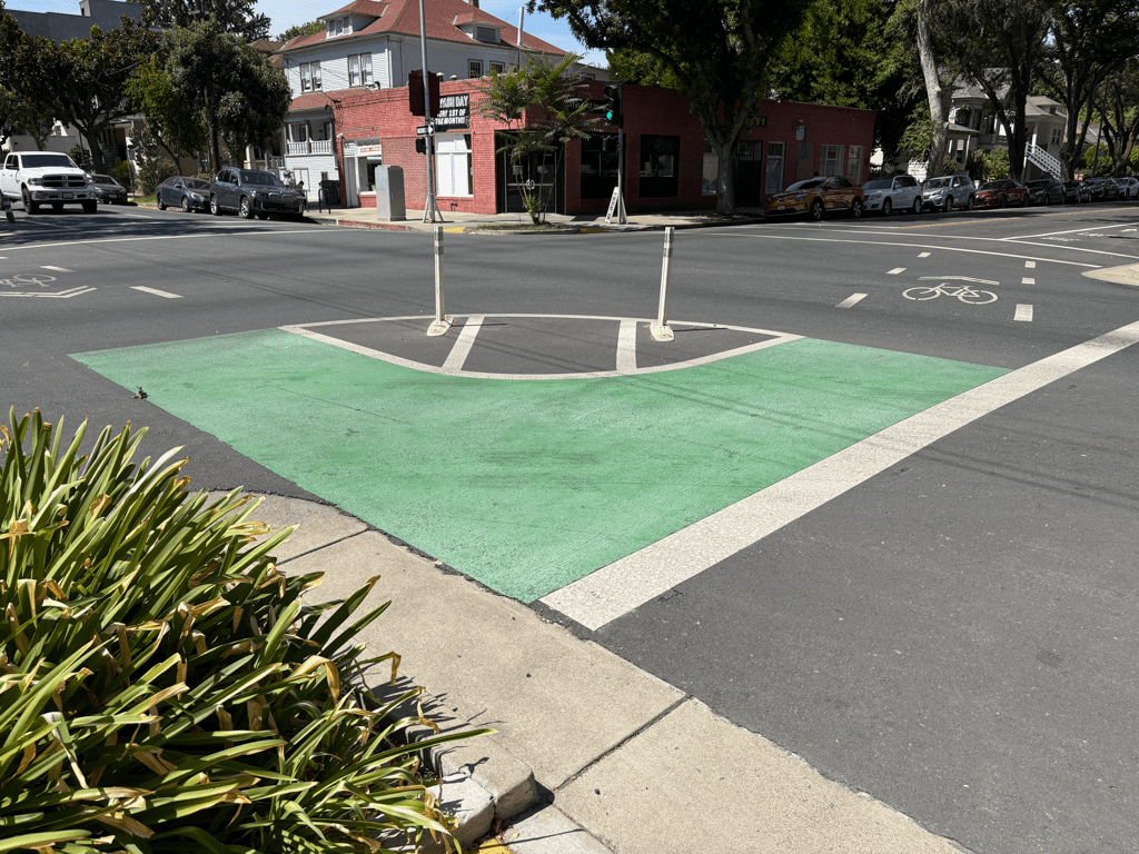 photo of Sac_10th-St-at-T-St_turn-wedge