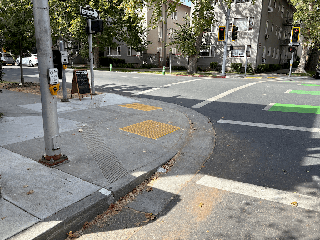 photo of bicyclist actuator button at 21st St & I St is inaccessible for bicyclists