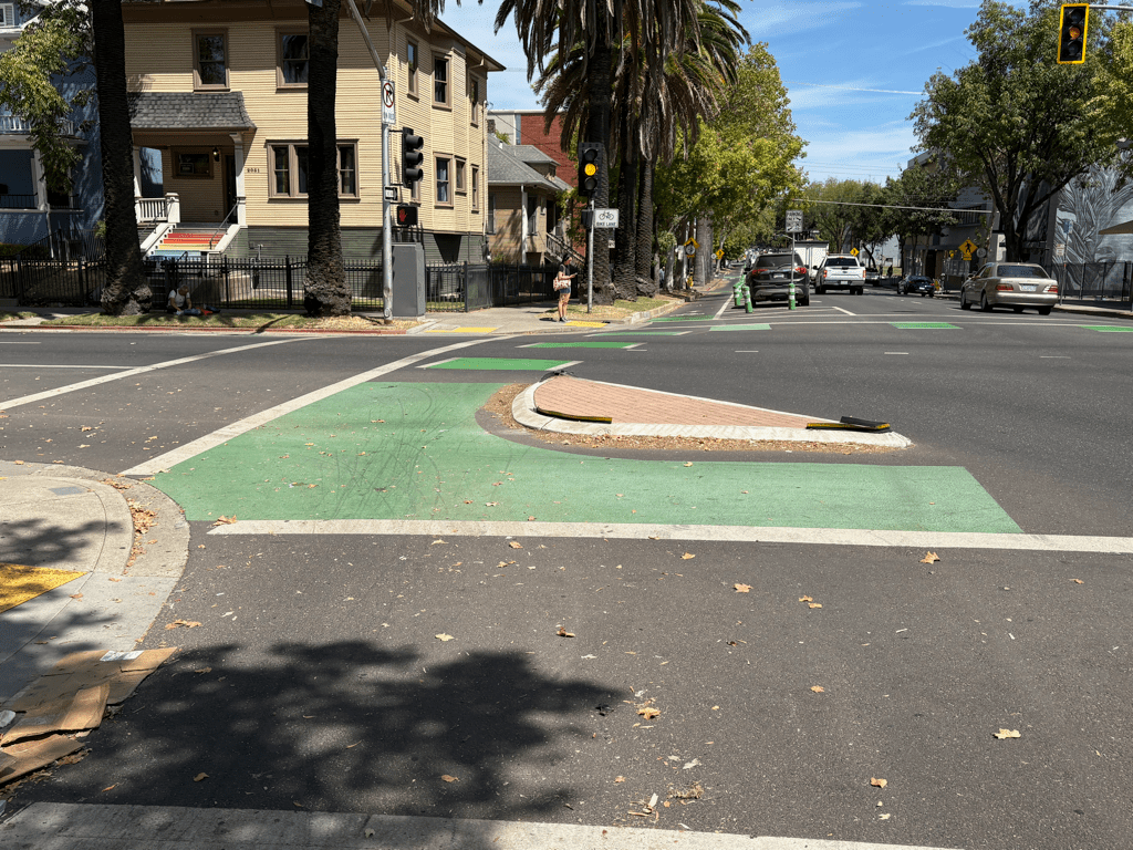 Sac_P-St and 21st-St_turn-wedge-concrete