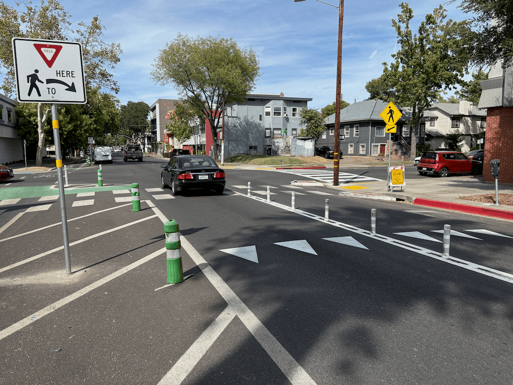 photo of 21st St at O St, channelization with vertical delineators