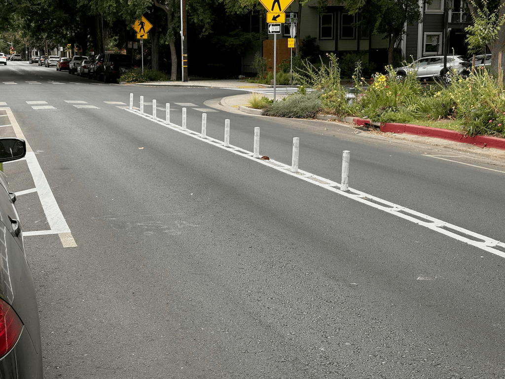 photo of 19th St at O St, channelization with vertical delineators