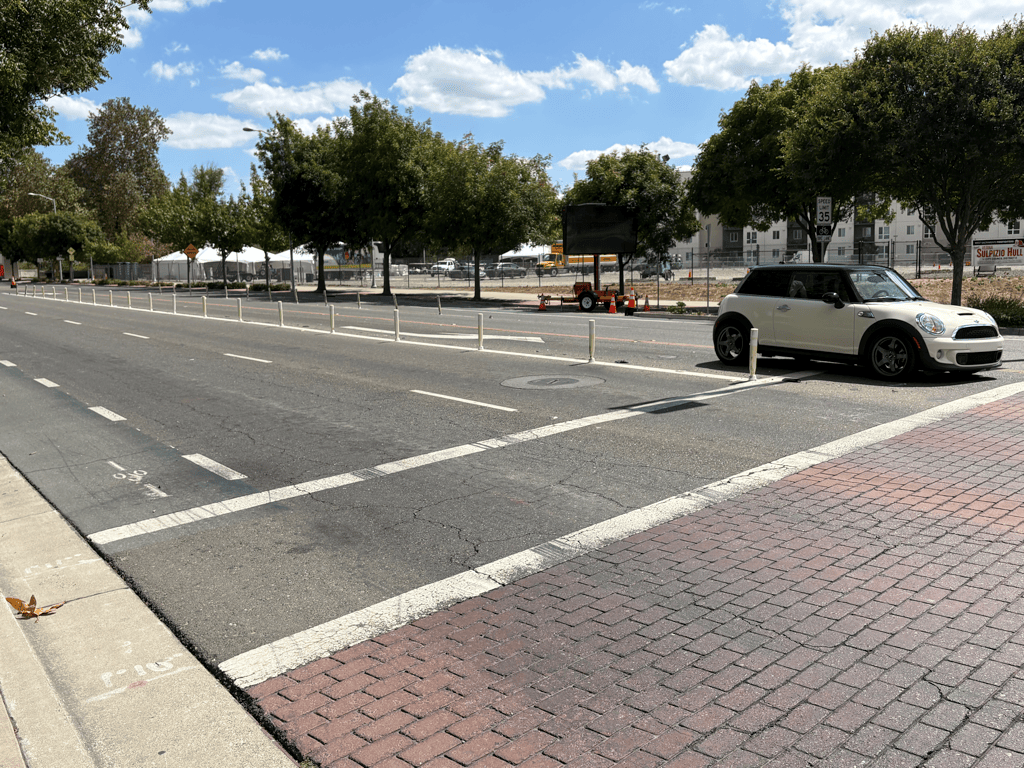 photo of Cabaldon Pkwy WB at 3rd St lane delineators