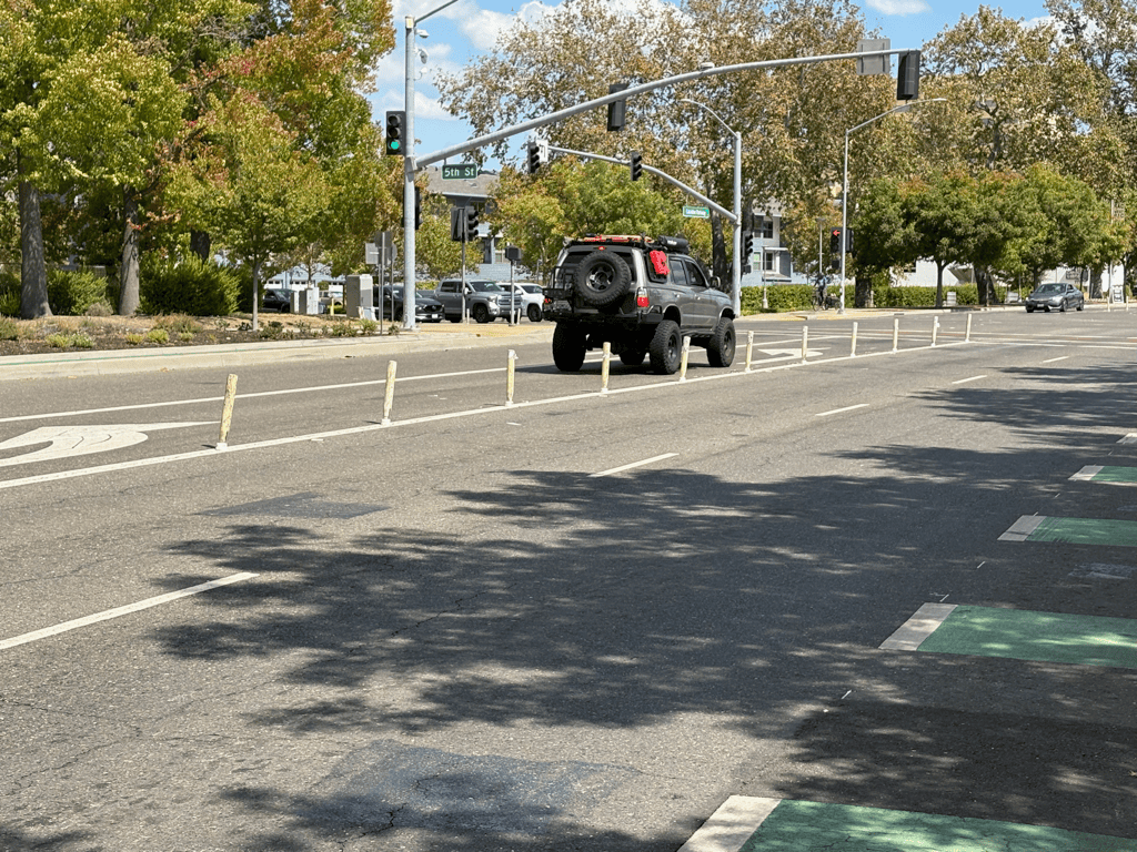photo of Cabaldon Pkwy EB at 5th St lane channelization