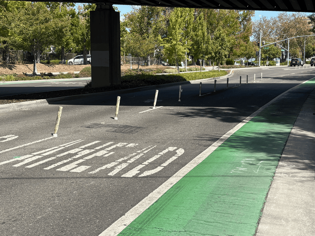photo of Cabaldon Pkwy EB lane channelization