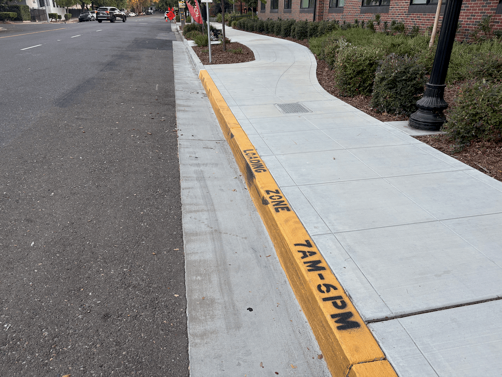 photo of yellow curb on 3rd St, Sacramento