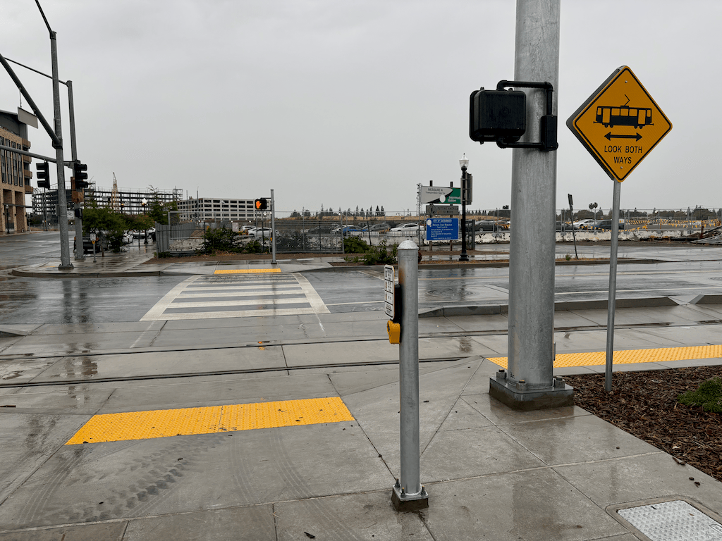 photo of SacRT 7th & Railyards crosswalk over 7th St