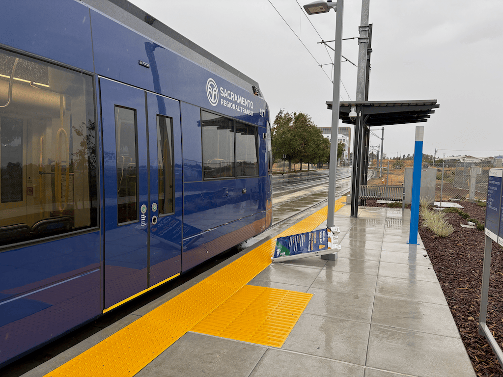 photo of SacRT 7th & Railyards Green Line train northbound