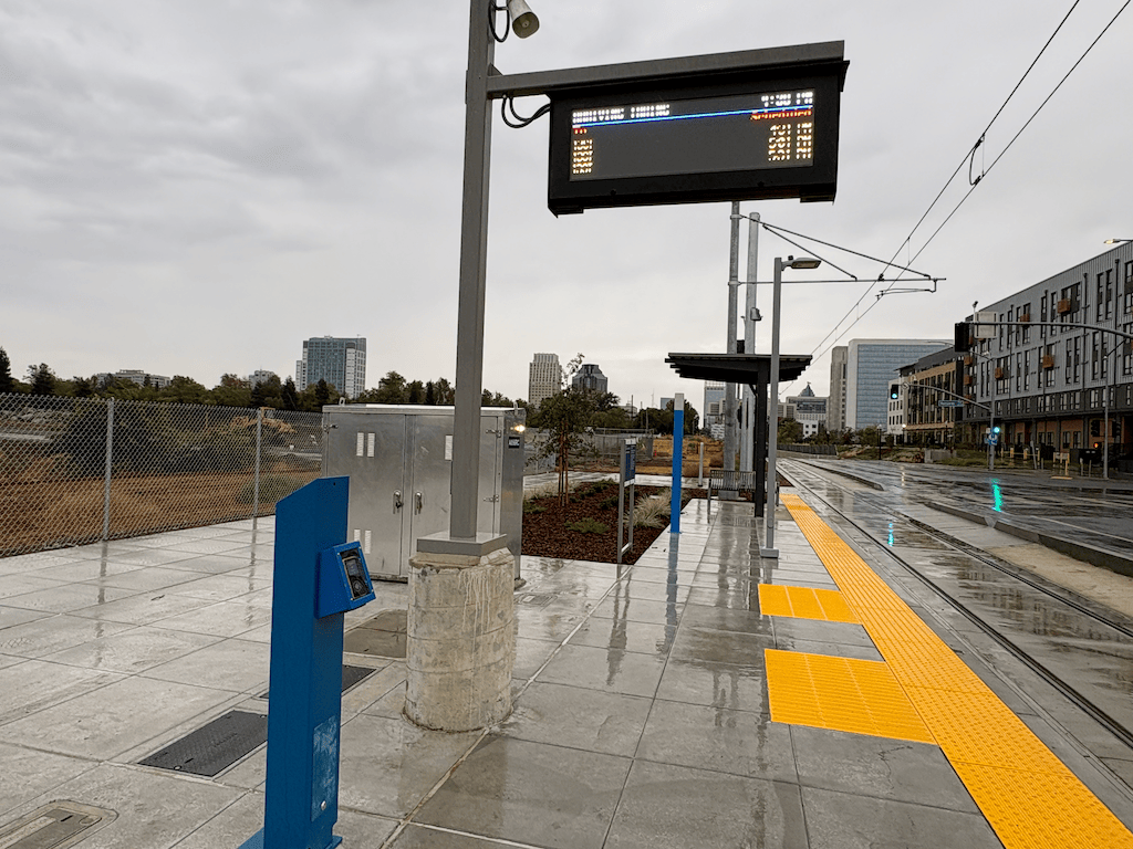 photo of SacRT 7th & Railyards platform looking south