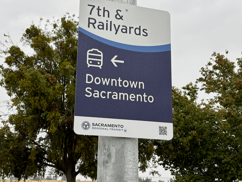 photo of SacRT 7th & Railyards sign to downtown